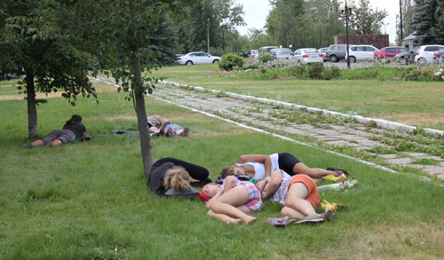Фотофакт: ижевчане спасаются от жары, устраиваясь на газонах