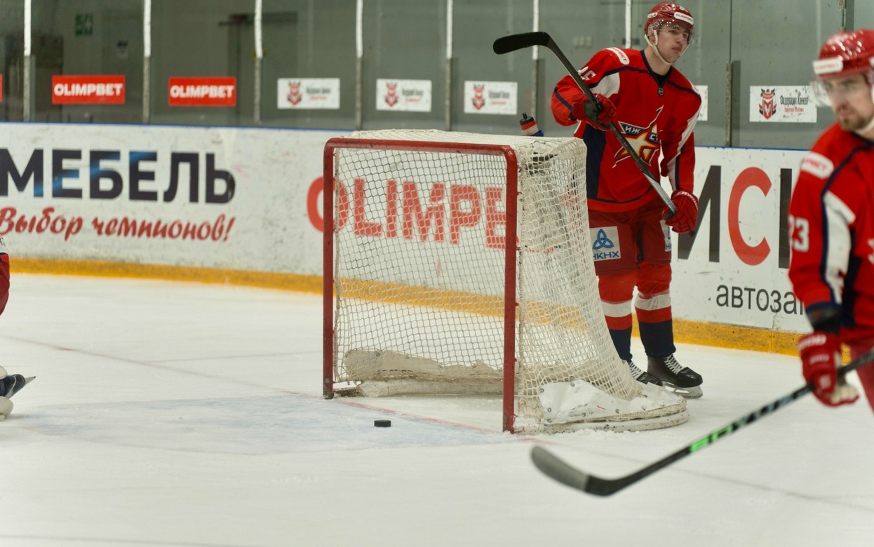 Работник ледового дворца пострадал во время матча хоккейной «Ижстали»