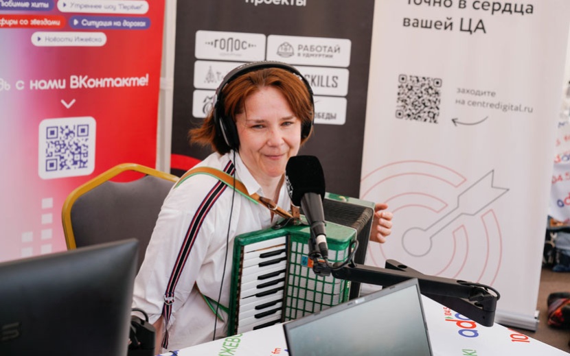 Ижевчанка Елена рассказала, как исполняла на аккордеоне любимые песни из фильмов в троллейбусе №7