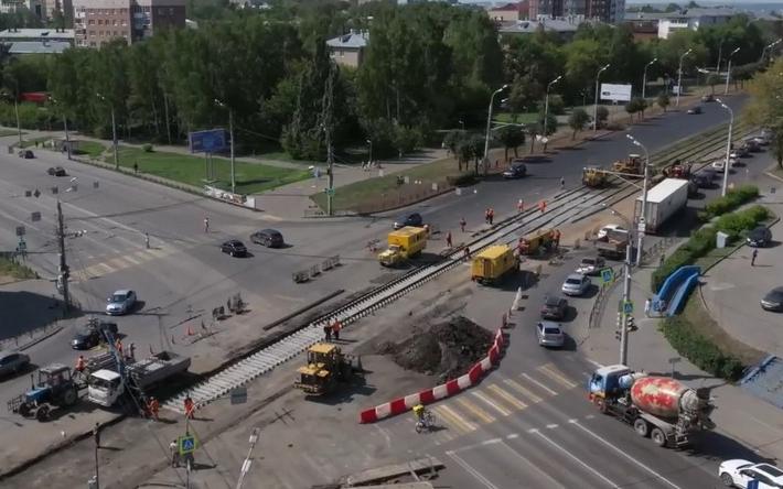 Трамваи вновь идут по закрытому перекрестку Удмуртской и Кирова в Ижевске