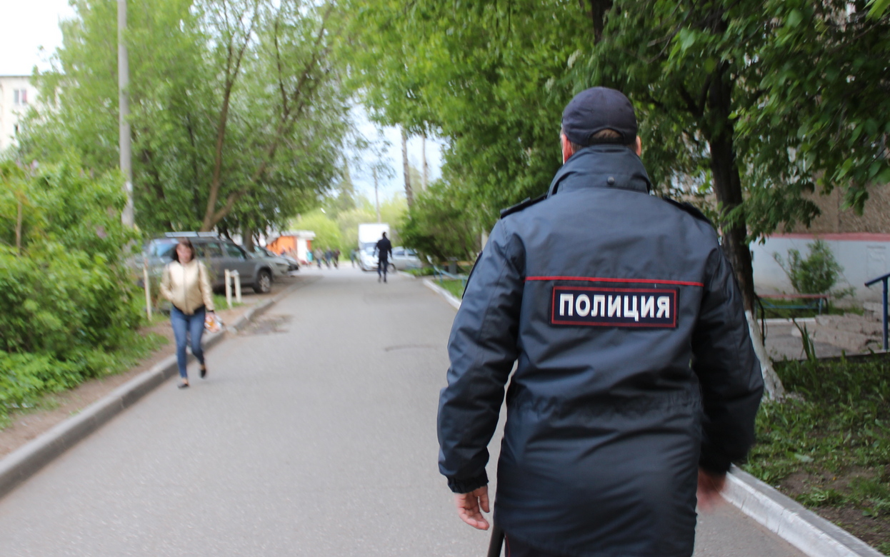 Житель Удмуртии ударил полицейского ножом в шею