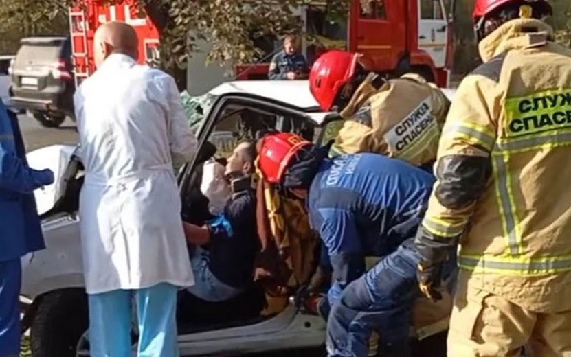 Таксист врезался в столб на ул. Новоажимова в Ижевске