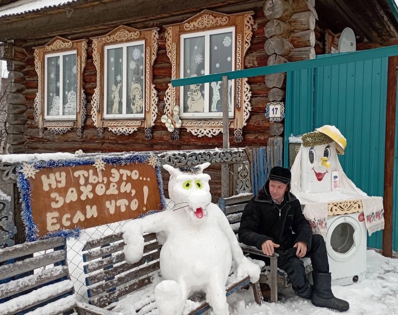 Фотофакт: Житель Можгинского района украсил свой двор к Новому году