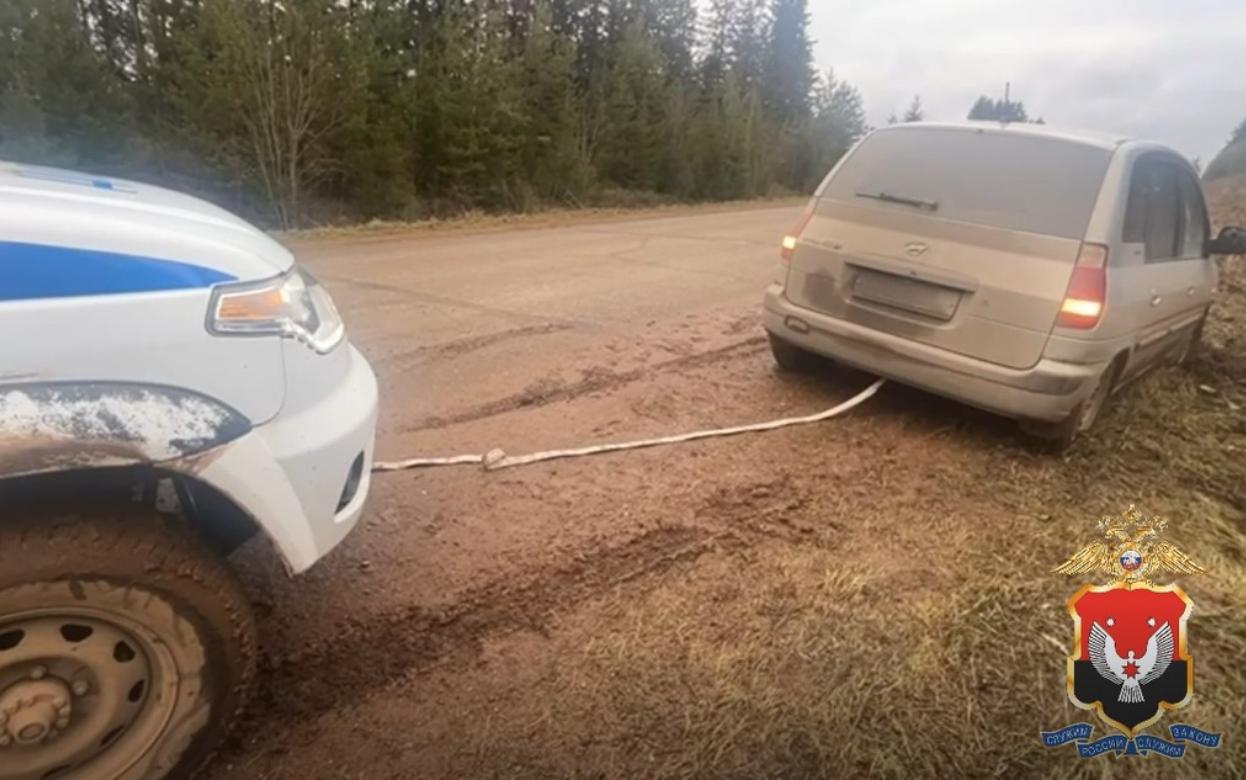 Завязшего в грязи водителя вытащили полицейские в Удмуртии