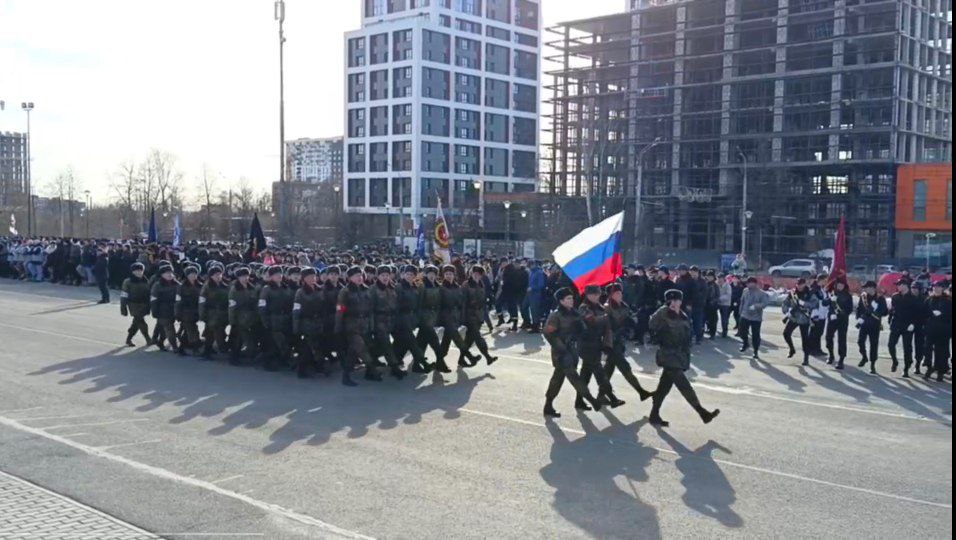 Марширующие шагают под барабанную дробь