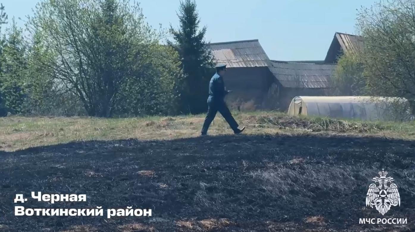 Пенсионер чуть не сжег деревню в Удмуртии, решив опалить курицу на костре