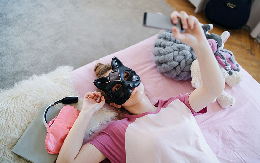 young-girl-with-cat-mask-on-bed-taking-selfie-on-2023-11-27-04-52-52-utc.jpg