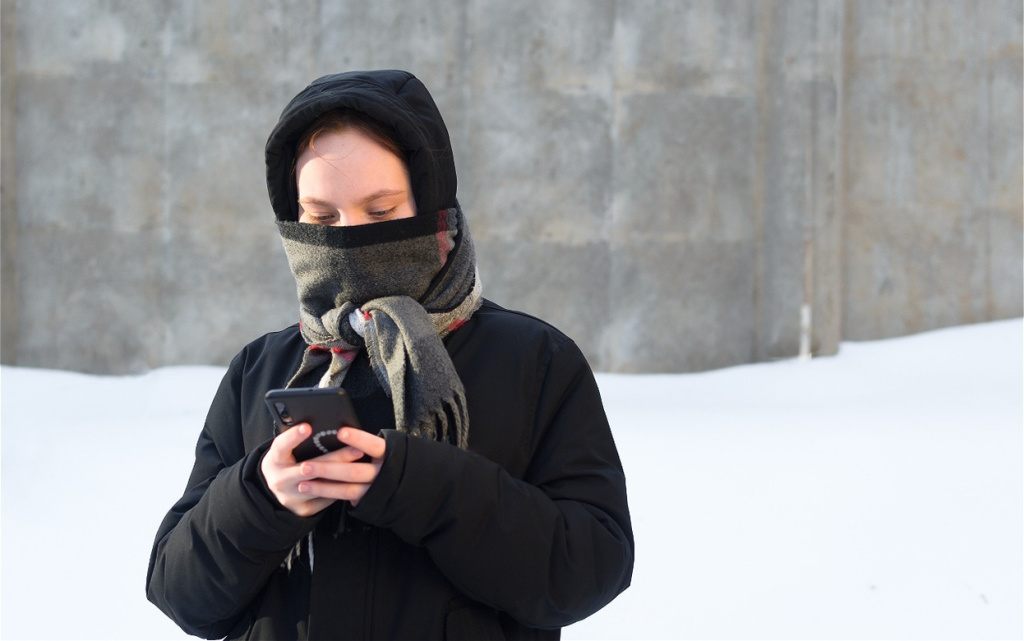 person-bundled-in-scarf-texting-on-phone-outdoors-2026-03-13-04-20-50-utc (1).jpg