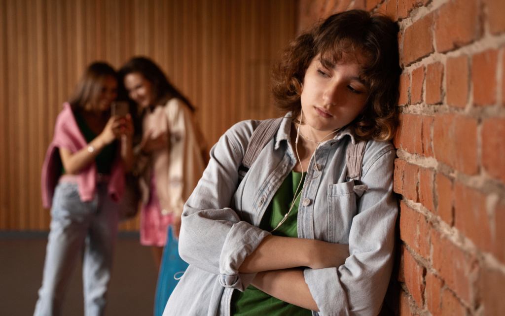 vid-speredi-grustnaa-devocka-nad-kotoroi-izdevautsa-v-skole (1).jpg