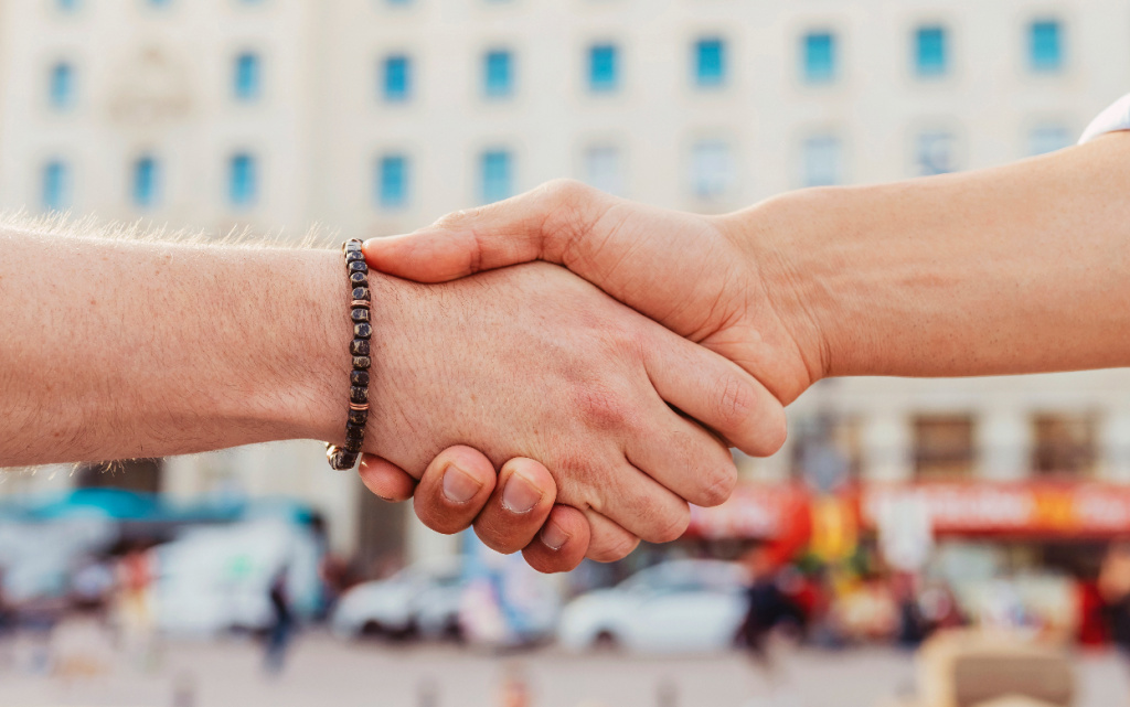 handshake-between-business-people-in-urban-environ-2026-09-23-21-34-44-utc (1).jpg