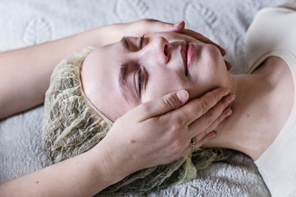 a-young-woman-gets-a-relaxing-facial-massage-faci-2026-01-08-07-47-32-utc.jpg