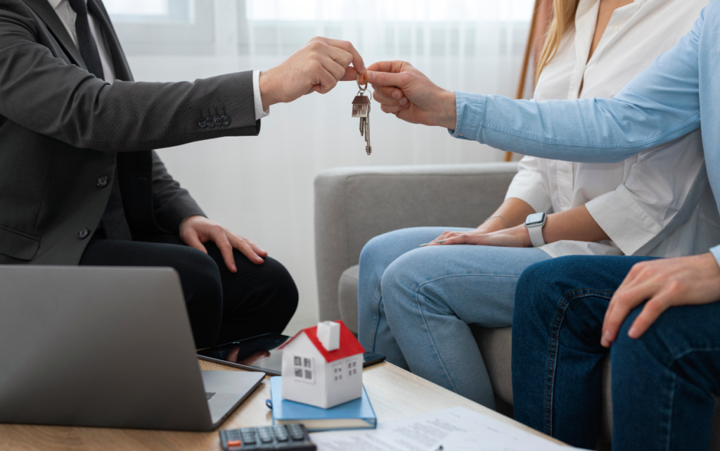 agent-po-nedvizimosti-na-rabote-pokazyvaet-dom-i-zanimaetsa-biznesom (1).jpg