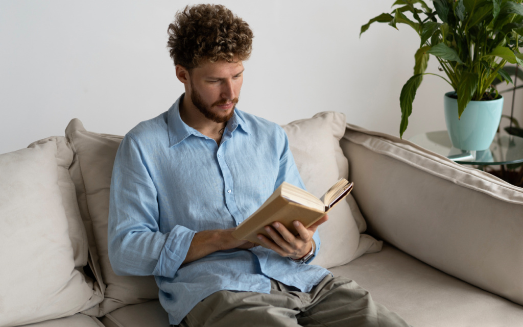 muzcina-srednego-rosta-citaet-doma (1) (1).jpg