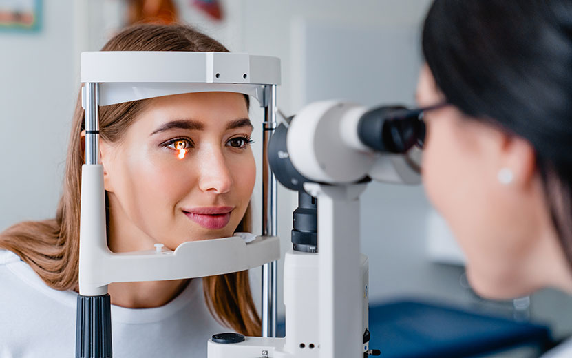 eye-doctor-with-female-patient-during-an-examinati-2022-05-31-02-23-21-utc1.jpg