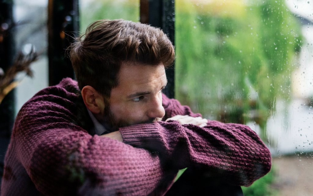 zadumcivyi-muzcina-smotrit-v-okno (1).jpg