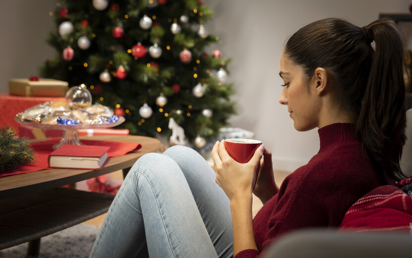 result_girl-looking-cup-with-christmas-background.jpg