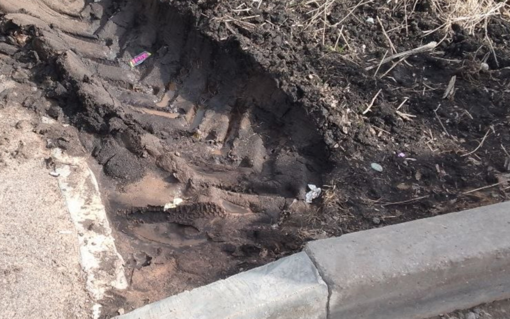 Тротуар бордюр заехали.jpg