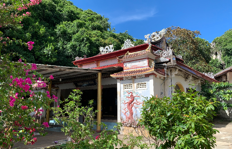 Chùa_Tam_Tôn,_Thủy_Sơn,_Đà_Nẵng_(Tam_Ton_Pagoda,_Thuy_Son_Marble_Mountain)_-_img_02 (1).jpg