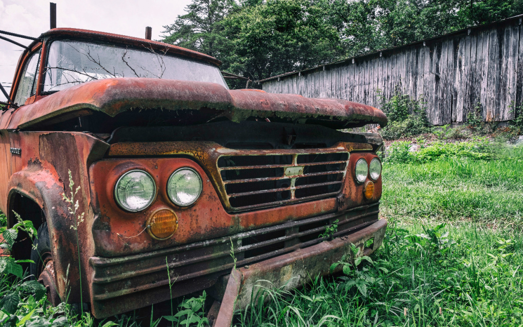 staraa-masina-na-trave (1).jpg