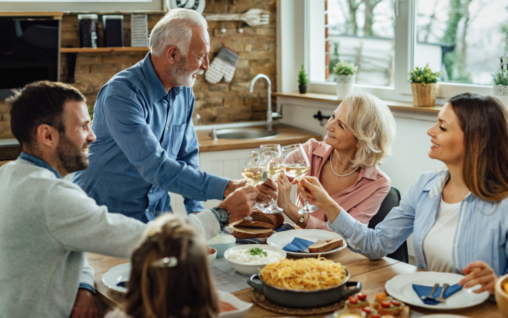 scastlivaa-bol-saa-sem-a-naslazdaetsa-obedom-i-tostami-s-vinom-za-obedennym-stolom (1).jpg