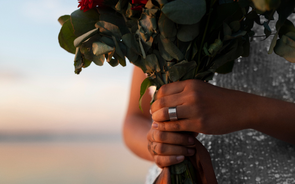 nevesta-poziruet-na-otkrytom-vozduhe (1).jpg