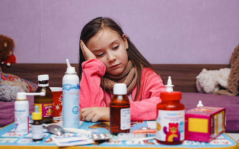 лекарства-ребенок-болеет-простуда-грипп-девочка-эпидемия-карантин-лечение-таблетки-2019-С-Грачёв.jpg