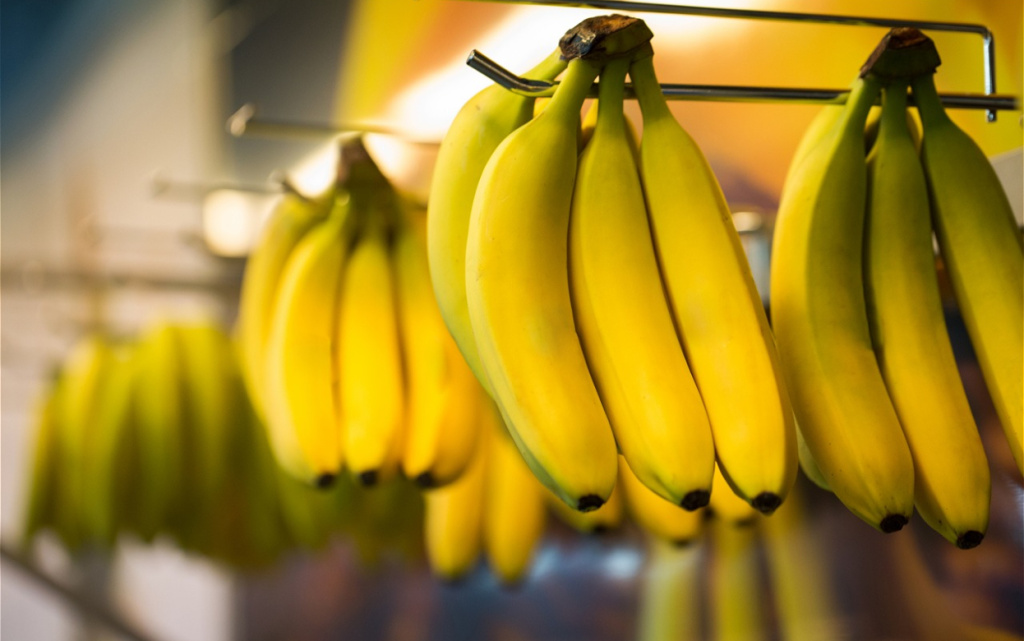 bananas-hanging-for-sale-at-the-supermarket-2026-01-07-02-31-06-utc (1).jpg