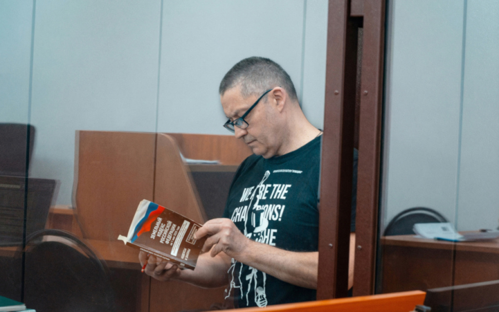 Бекмеметьев читает кодекс.jpg