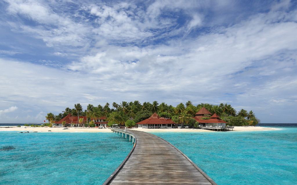 Diamonds_Thudufushi_Beach_and_Water_Villas,_May_2017_-08 (1).jpg