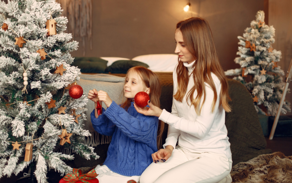 ludi-delaut-remont-k-rozdestvu-mat-igraet-so-svoei-docer-u-sem-a-otdyhaet-v-prazdnicnom-zale-rebenok-v-sinem-svitere (1).jpg