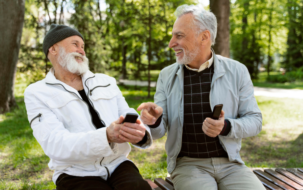 muzciny-srednego-kadra-smeutsa-v-parke (1).jpg