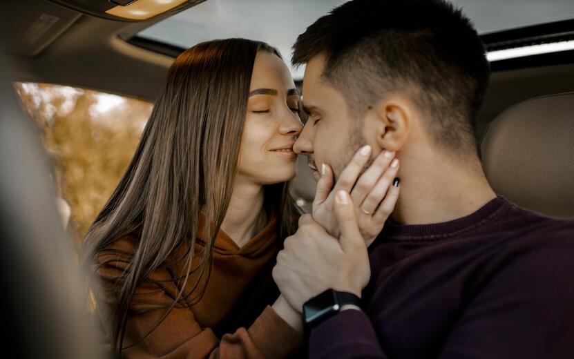 romanticeskaa-para-krupnym-planom-v-masine.jpg