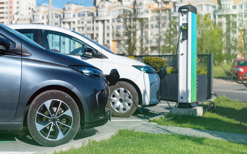 dve-zaradki-elektromobilei-na-zaradnoi-stancii-v-gorode.jpg