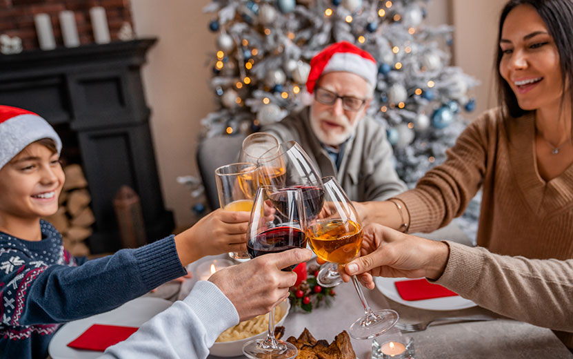 extended-family-toasting-wine-at-christmas-dinner-2021-10-21-02-45-27-utc1.jpg