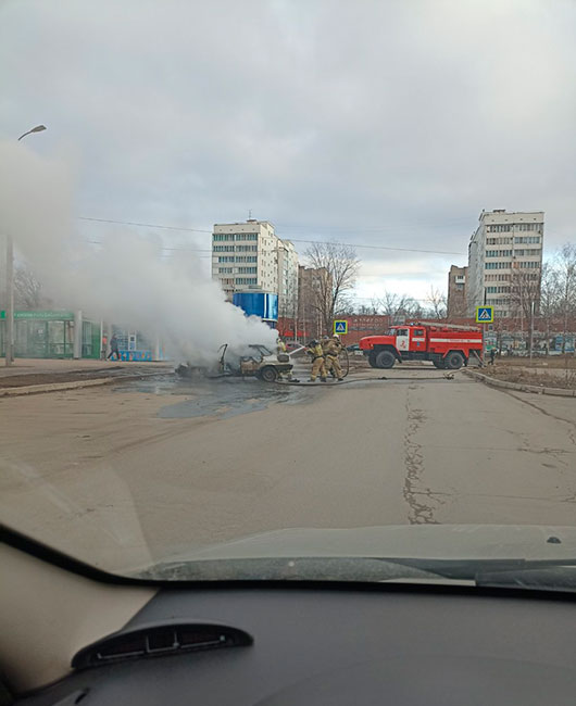 Автомобиль загорелся на Воткинском шоссе в Ижевске. Фото: очевидец пожара