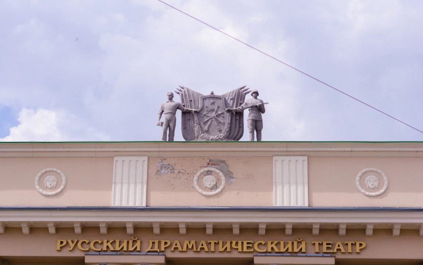 Скульптура «Триумф Победы» на крыше Русского драмтеатра. Фото: Мария Бакланова