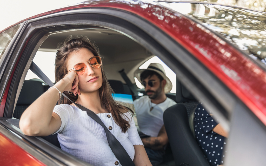 ustalaa-molodaa-zensina-spat-v-masine-so-svoimi-druz-ami (1).jpg