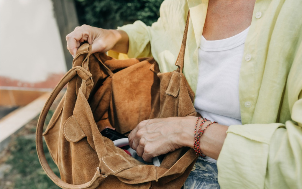 stylish-outfit-woman-and-brown-suede-shoulder-bag-2026-09-22-01-09-51-utc (1).jpg