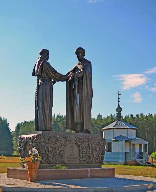 20 Памятник_Петру_и_Февронии_в_Ласково.jpg