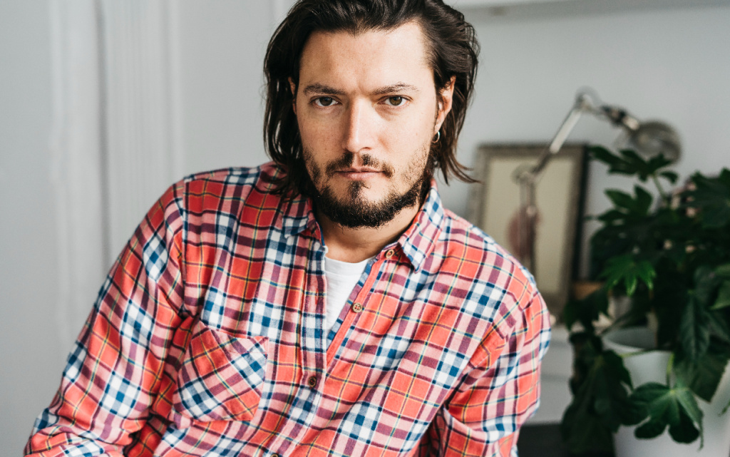 portret-krasivyi-molodoi-celovek-v-kletcatoi-rubaske-glada-na-kameru (1).jpg