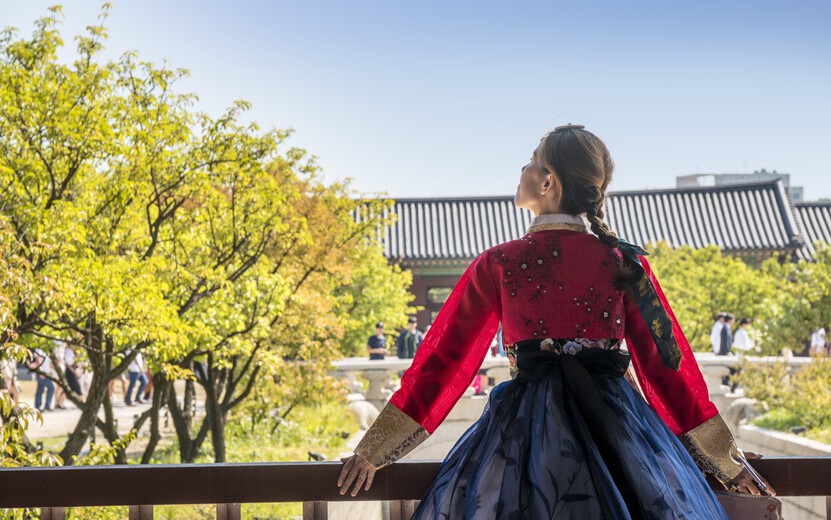 result_woman-traditional-korean-clothing-looking-up-sky.jpg