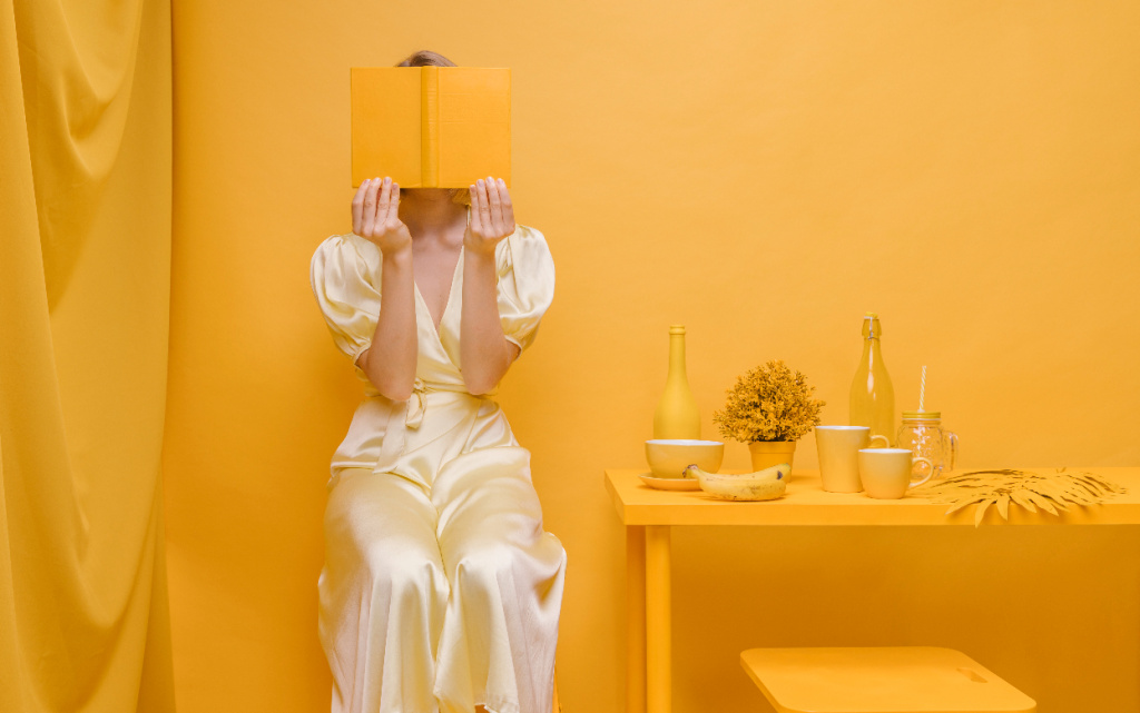 portret-zensiny-citausei-knigu-v-zeltoi-scene (1).jpg