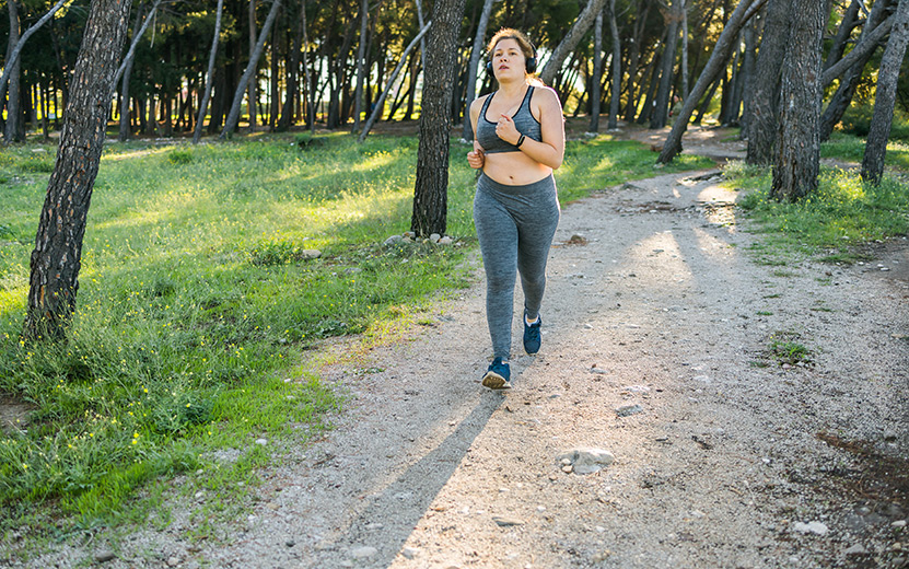 overweight-young-woman-jogging-in-street-or-public-2023-11-27-05-05-04-utc.jpg