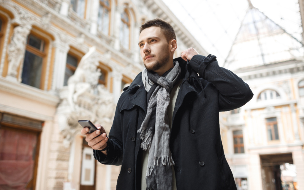 molodoi-celovek-v-odezde-padenia-napravlaas-k-vstrece-derza-telefon (1).jpg