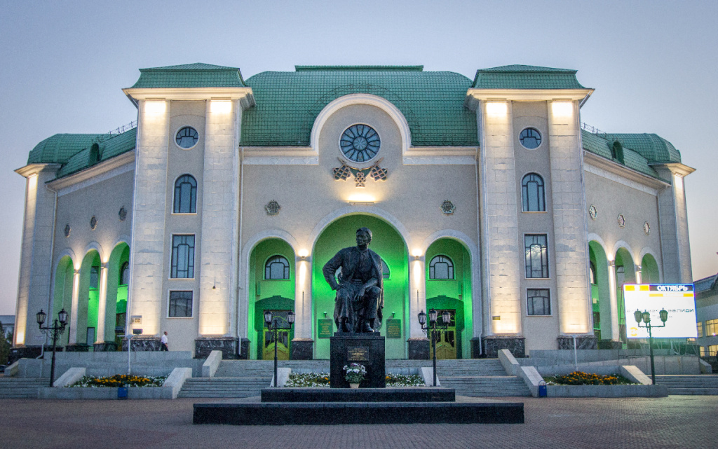 Здание_башкирского_академического_театра_драмы_им._М.Г._Гафури,_памятник_М.Г._Гафури (1).jpg