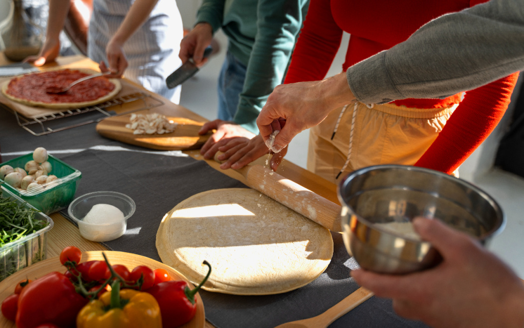 sem-a-pod-vysokim-uglom-gotovit-vkusnuu-piccu (1).jpg