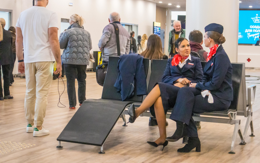 Аэропорт снова стюардесы лавки.jpg