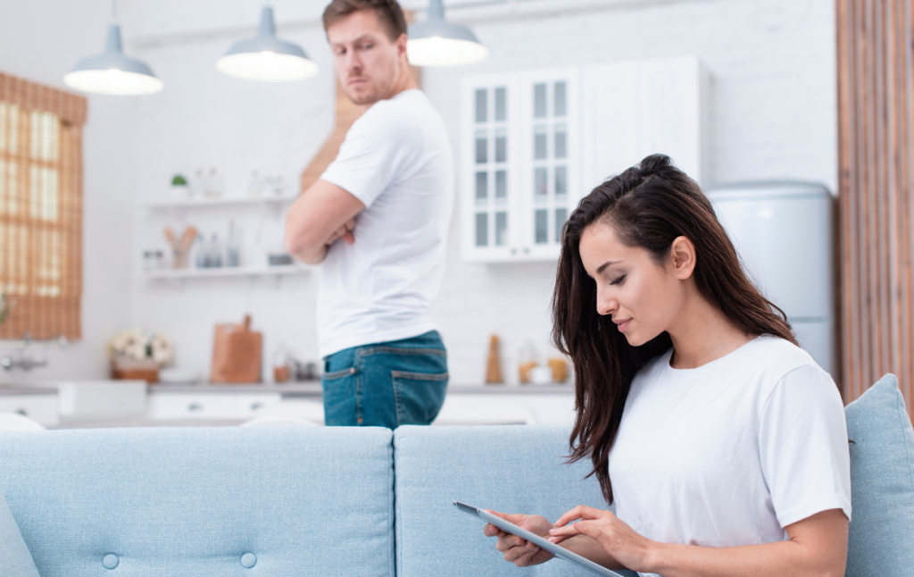 muzcina-smotrit-na-svou-podrugu-kotoraa-smotrit-na-planset (1).jpg