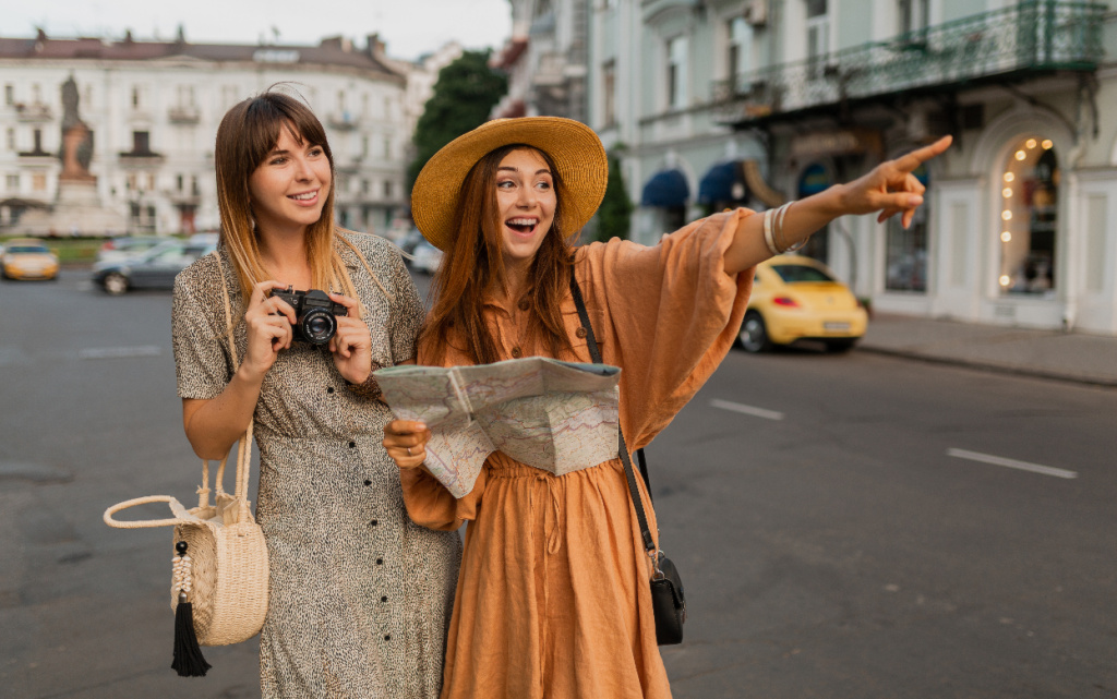 stil-nye-molodye-zensiny-putesestvuusie-vmeste-po-evrope-odety-v-modnye-vesennie-plat-a-i-aksessuary (1).jpg