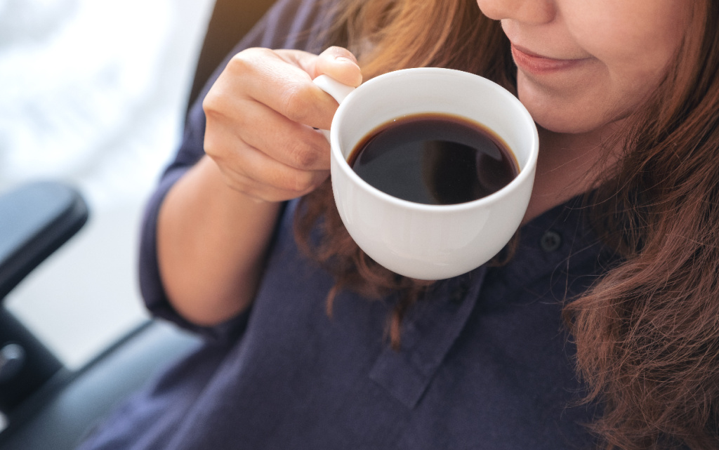 a-beautiful-asian-woman-holding-and-drinking-hot-c-2026-01-06-09-39-16-utc (1).jpg